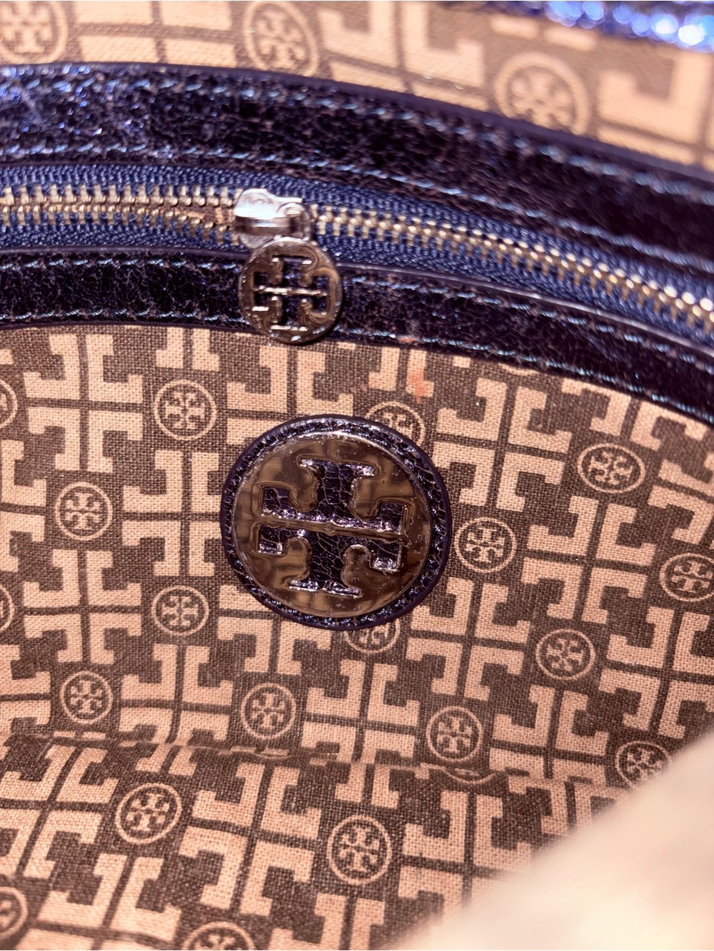 Tory Burch Reva Leather Clutch with TB Logo Medallion - Picture 4 of 7